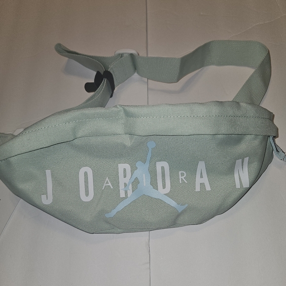Nike Jordan Crossbody Waist Bag/Hip Pack Unisex Small (Pistachio Frost) - Picture 4 of 12